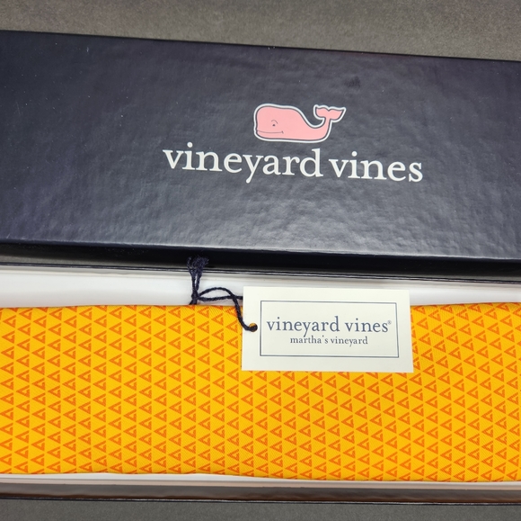 Men's Vineyard Vines Tie NWT in box - Picture 2 of 3